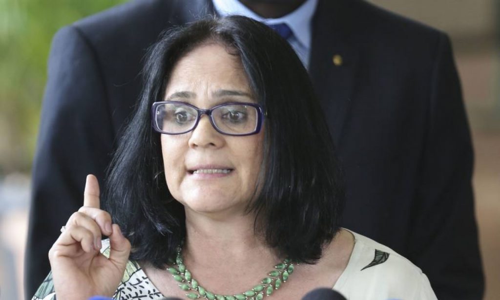 Imagem Ilustrando a Notícia: Ministra Damares lança oficialmente campanha contra suicídio e automutilação, em Goiânia