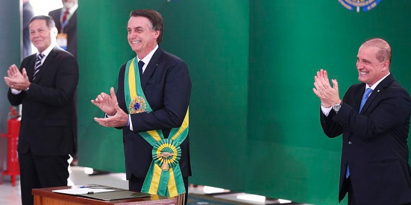 Imagem Ilustrando a Notícia: Bolsonaro assina decreto que fixa salário mínimo em R$ 998