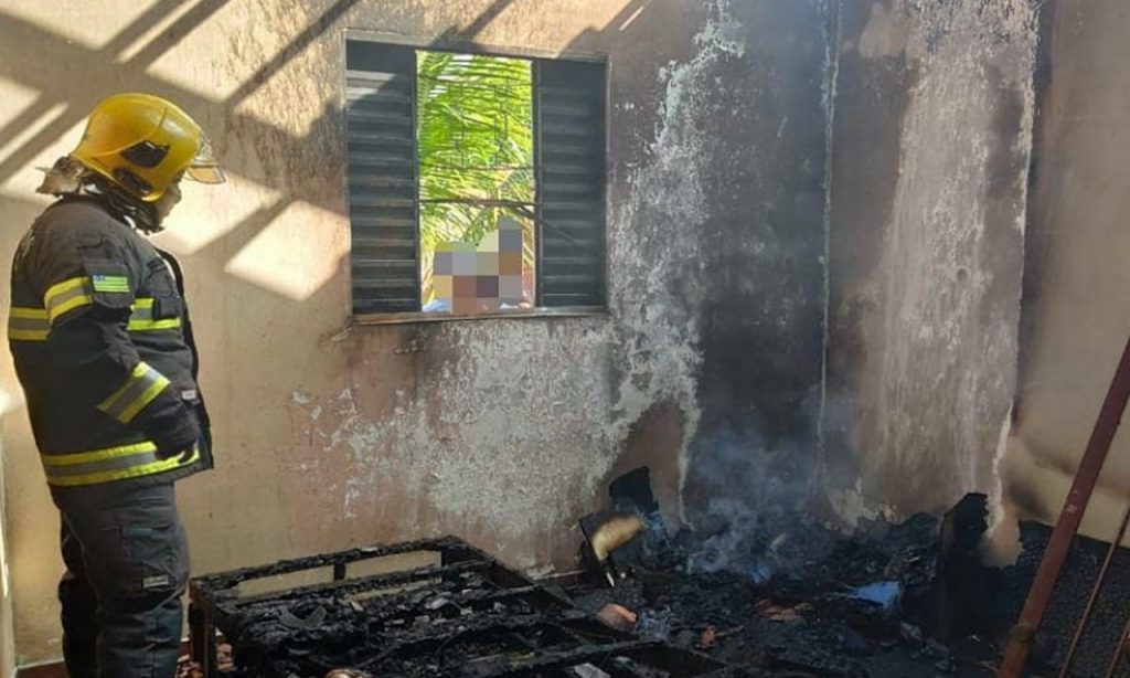 Imagem Ilustrando a Notícia: Bombeiros combatem incêndio em casa na cidade de Trindade