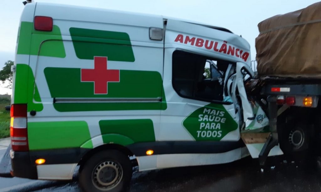 Imagem Ilustrando a Notícia: Acidente entre ambulância e carreta deixa uma enfermeira morta