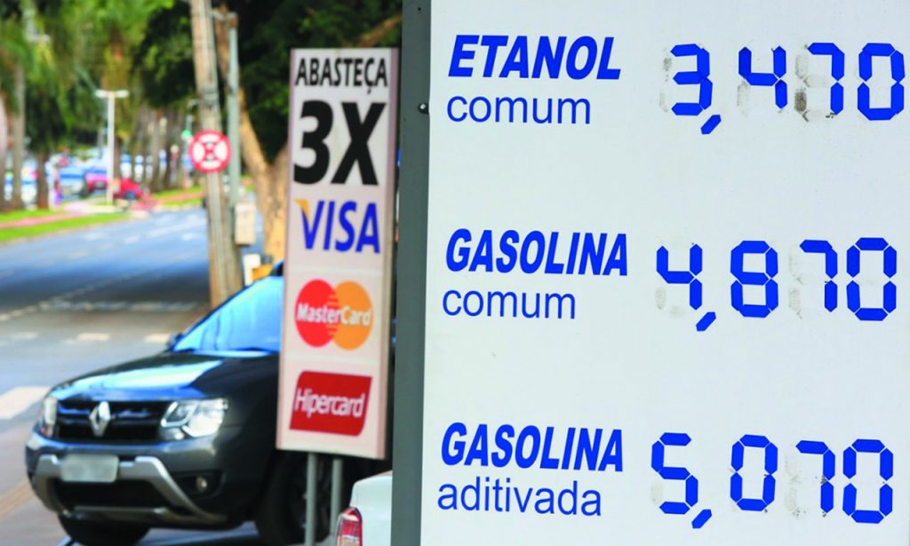 Imagem Ilustrando a Notícia: Petrobras aumenta preço da gasolina e mantém diesel