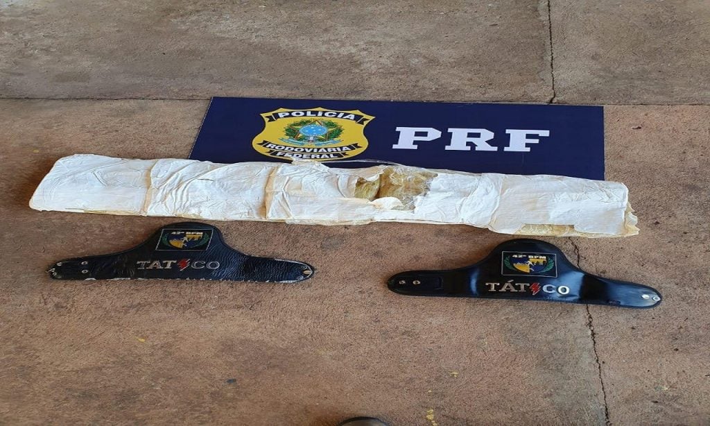 Imagem Ilustrando a Notícia: PRF e PMGO prendem mulher com droga avaliada em R$ 700 mil, em Guapó