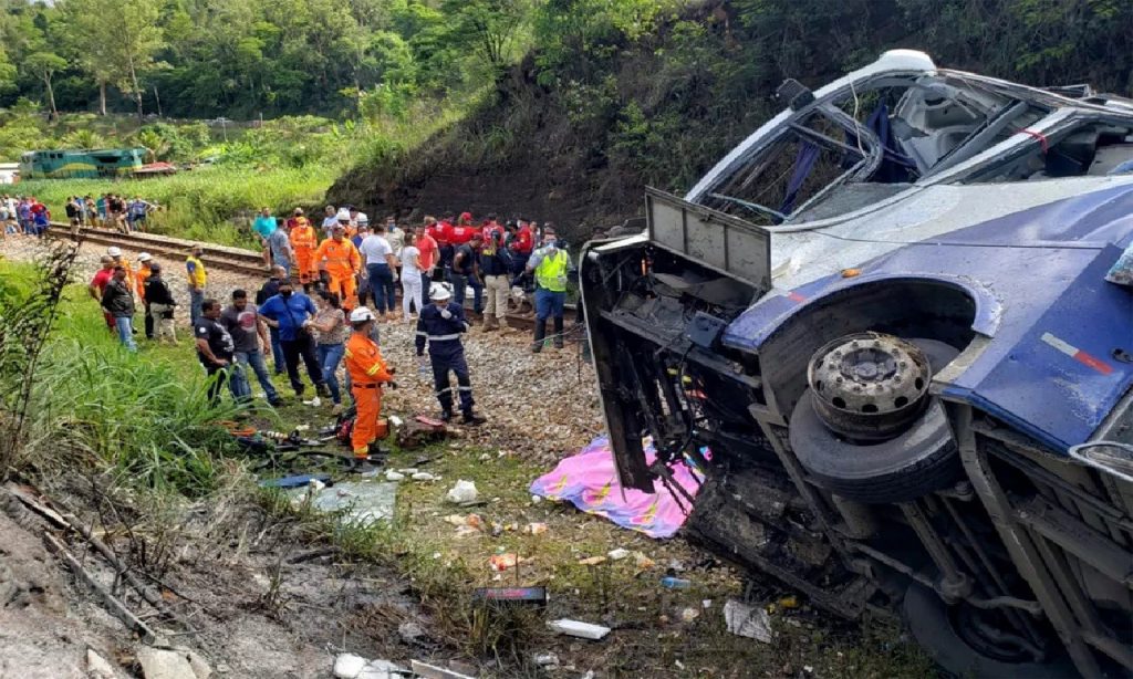 Imagem Ilustrando a Notícia: Sobe para 18 o número de mortos em acidente com ônibus em Minas