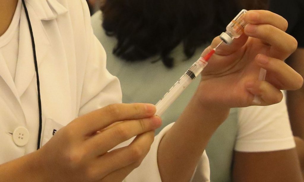 Imagem Ilustrando a Notícia: Ministro da Saúde diz que governo distribuirá 4,7 milhões de doses da vacina até março