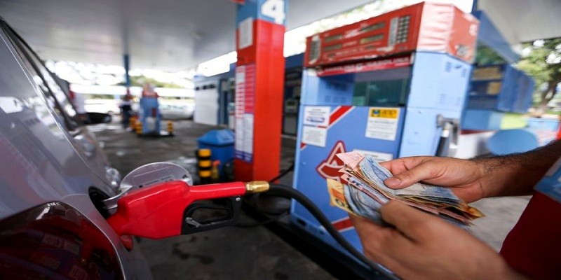 Imagem Ilustrando a Notícia: Gasolina tem queda nas refinarias de 0,89% nesta sexta-feira