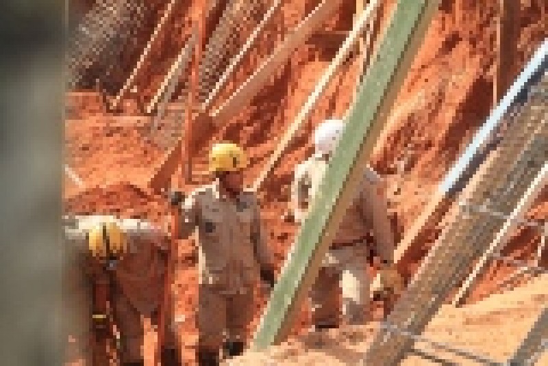 Imagem Ilustrando a Notícia: Operários são soterrados em obra