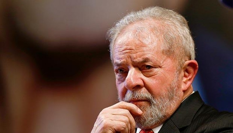 Imagem Ilustrando a Notícia: Juiz retira benefícios do ex-presidente Lula, preso em Curitiba