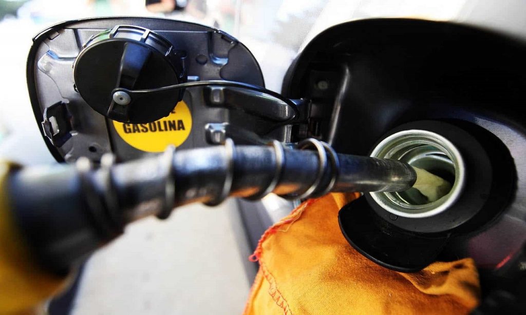Imagem Ilustrando a Notícia: Petrobras anuncia redução em 3% nos preços da gasolina e do diesel , a partir de terça (14)