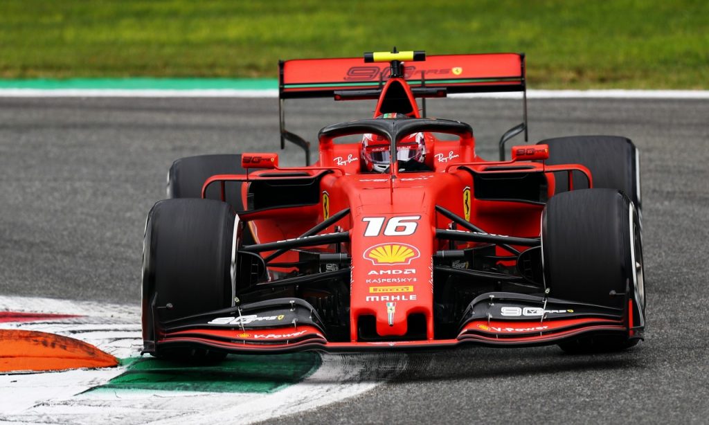 Imagem Ilustrando a Notícia: Charles Leclerc supera Lewis Hamilton em treino livre na Itália