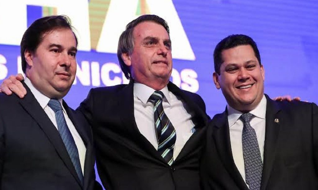 Imagem Ilustrando a Notícia: Bolsonaro autoriza fundo eleitoral de R$ 2 bilhões no orçamento de 2020