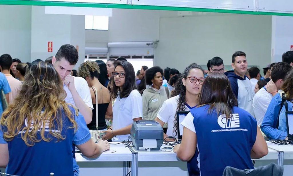 Imagem Ilustrando a Notícia: Feira abre 2 mil vagas de trabalho para jovens em Goiânia