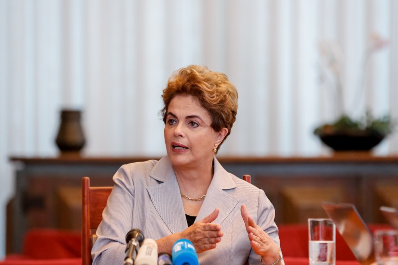 Imagem Ilustrando a Notícia: Fragilizada, Dilma diz que fará governo de transição