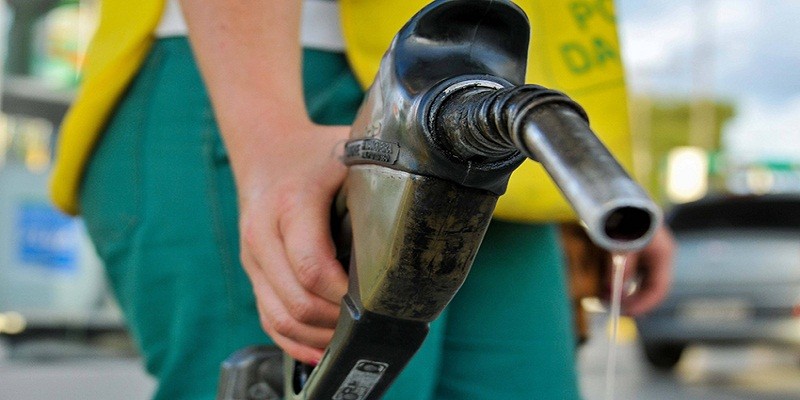 Imagem Ilustrando a Notícia: Gasolina vendida nas refinarias está mais cara a partir de hoje
