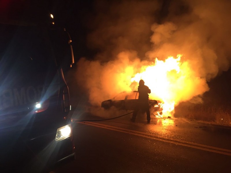 Imagem Ilustrando a Notícia: Carro pega fogo com dois ocupantes em Ipameri