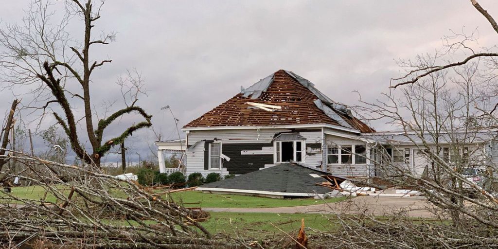 Imagem Ilustrando a Notícia: Tornado atinge Alabama deixando rastro de morte e destruição