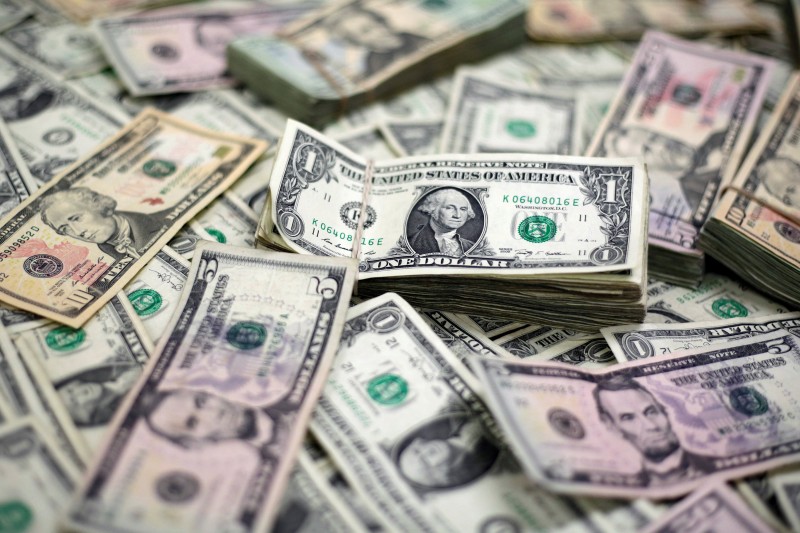 Imagem Ilustrando a Notícia: Após subir 1% durante o dia, dólar fecha estável