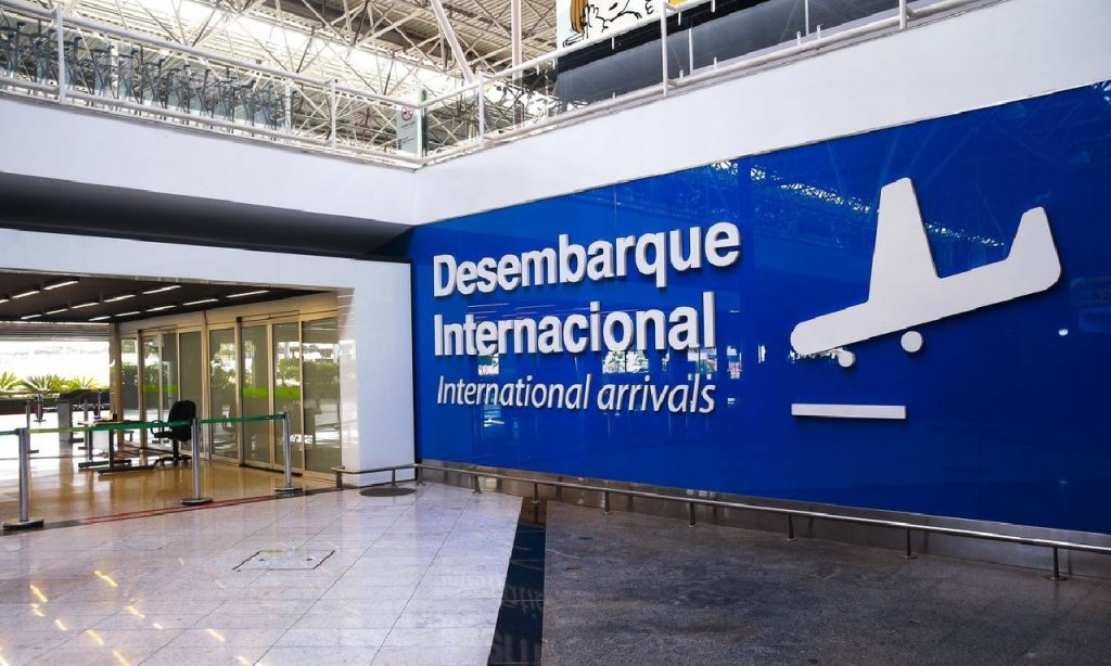 Imagem Ilustrando a Notícia: Governo prorroga restrição para entrada de estrangeiros no Brasil