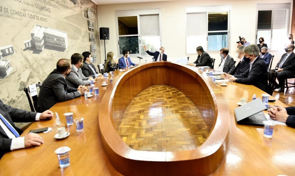 Imagem Ilustrando a Notícia: Caiado se reúne com empresários e anuncia investimentos na Ferrovia Norte-Sul