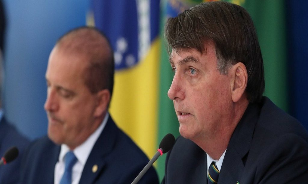 Imagem Ilustrando a Notícia: Bolsonaro confirma general no lugar de Onyx que assume Cidadania