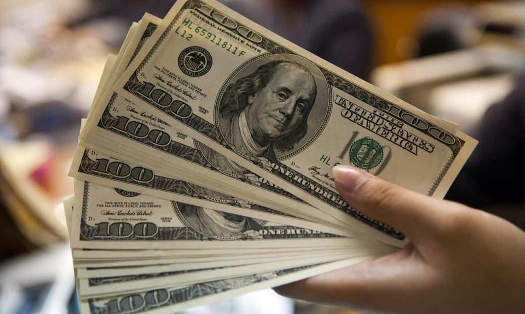 Imagem Ilustrando a Notícia: Dólar atinge novo recorde histórico e fecha em R$ 4,21