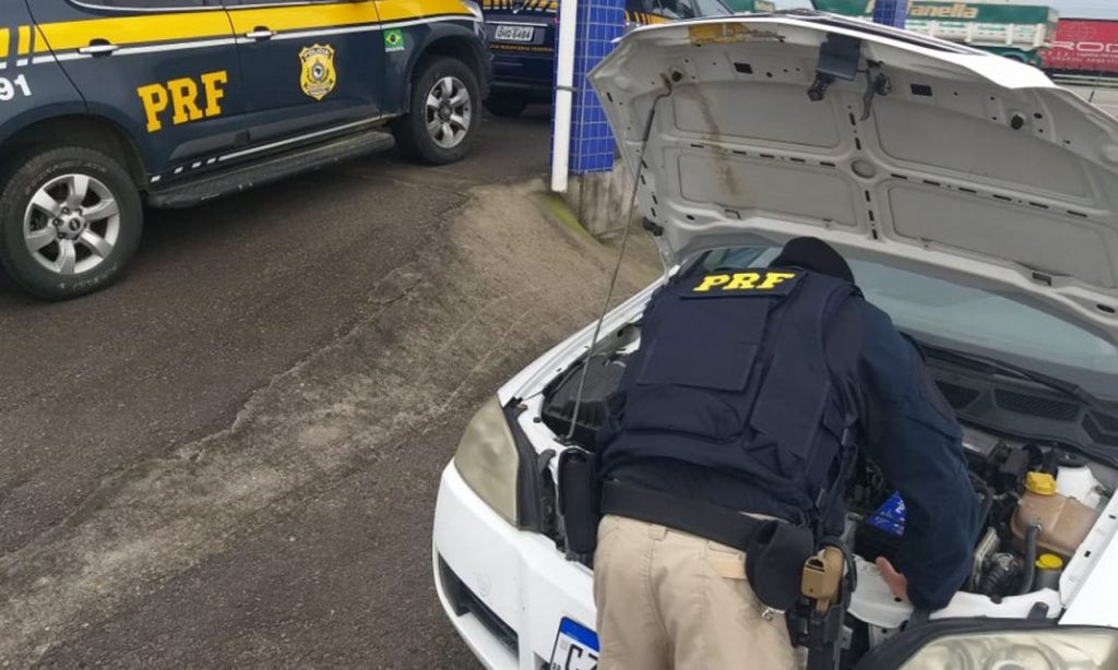 Imagem Ilustrando a Notícia: Carro furtado é recuperado pela Policia Rodoviária Federal