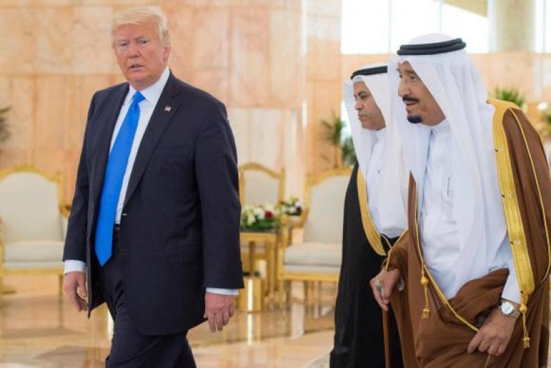 Imagem Ilustrando a Notícia: Trump desembarca em sua primeira viagem internacional
