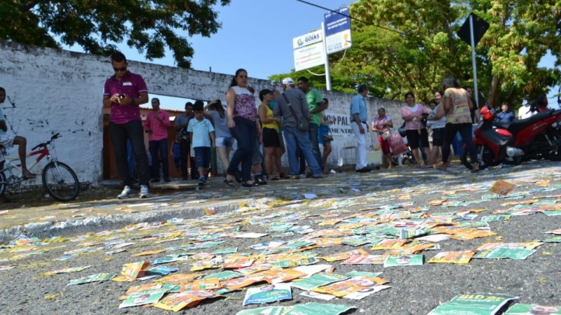 Imagem Ilustrando a Notícia: Garis recolhem 25 toneladas de lixo eleitoral após primeiro turno