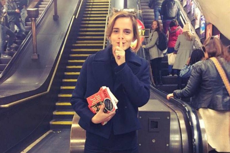 Imagem Ilustrando a Notícia: Emma Watson escondeu livros feministas com dedicatórias no metrô de Londres