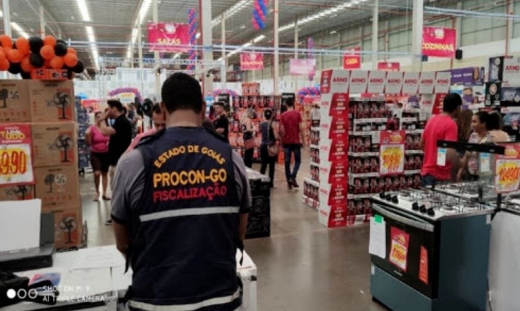 Imagem Ilustrando a Notícia: Procon-GO apreende mais de uma tonelada de produtos vencidos em Alexânia