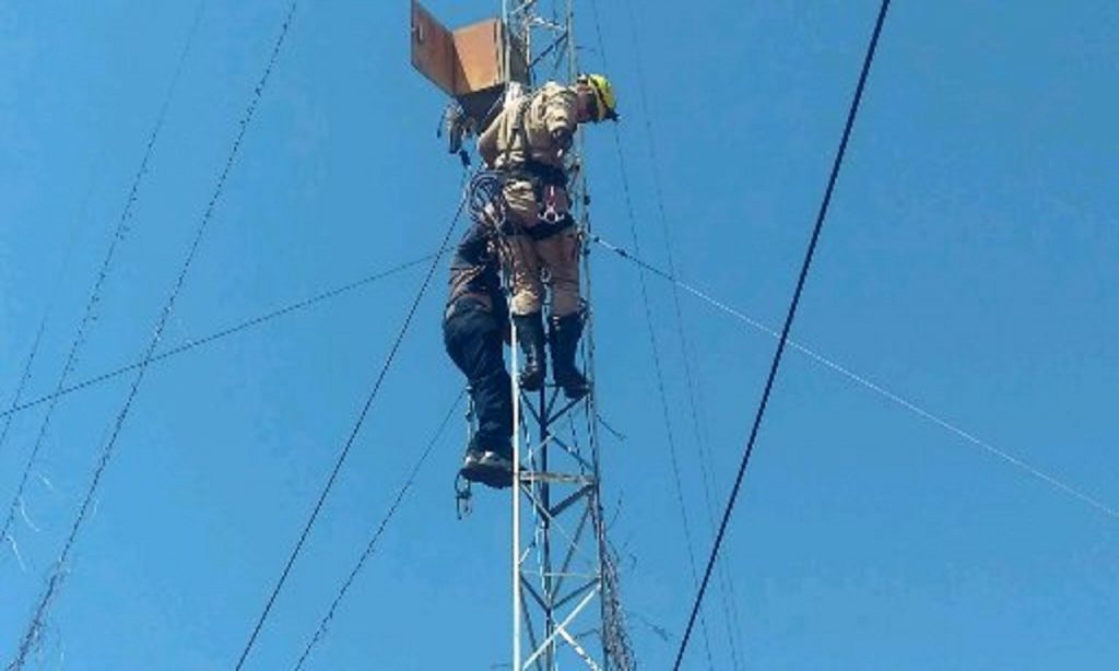 Imagem Ilustrando a Notícia: Vídeo mostra bombeiros resgatando vítima de choque elétrico em torre telefônica