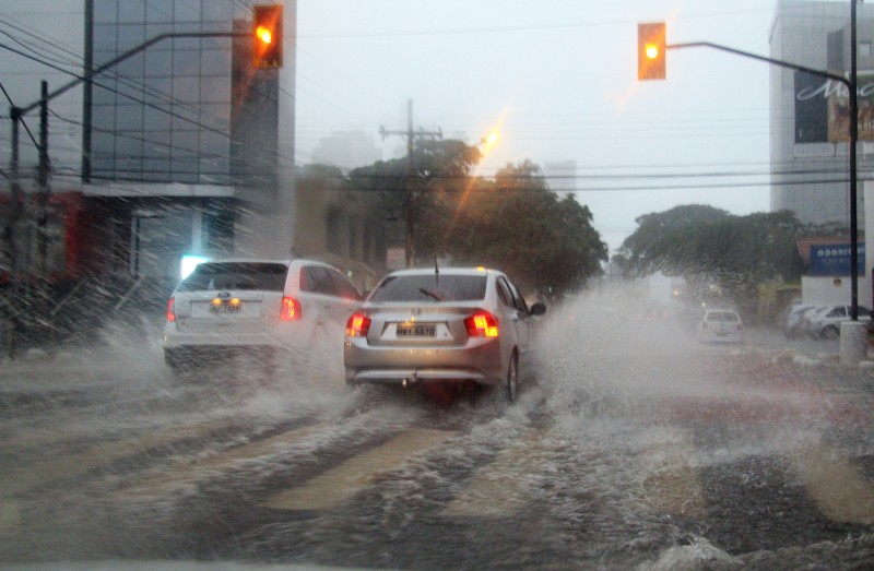 Imagem Ilustrando a Notícia: Manhã começa com chuva e trânsito lento na Capital