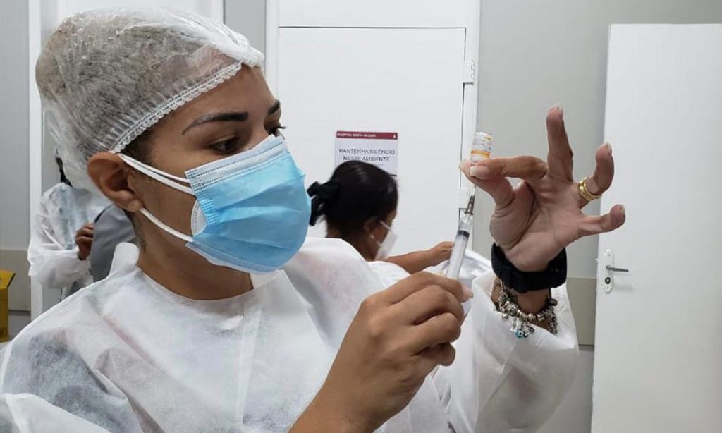 Imagem Ilustrando a Notícia: Mais de 1 milhão de pessoas já se vacinaram contra a covid-19 no Brasil