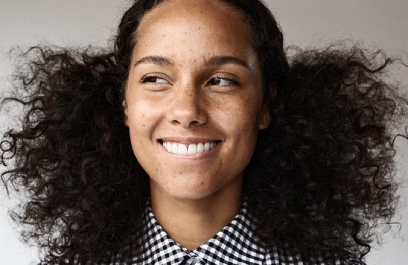 Imagem Ilustrando a Notícia: Contra ‘ditadura da beleza’, Alicia Keys para de usar maquiagem