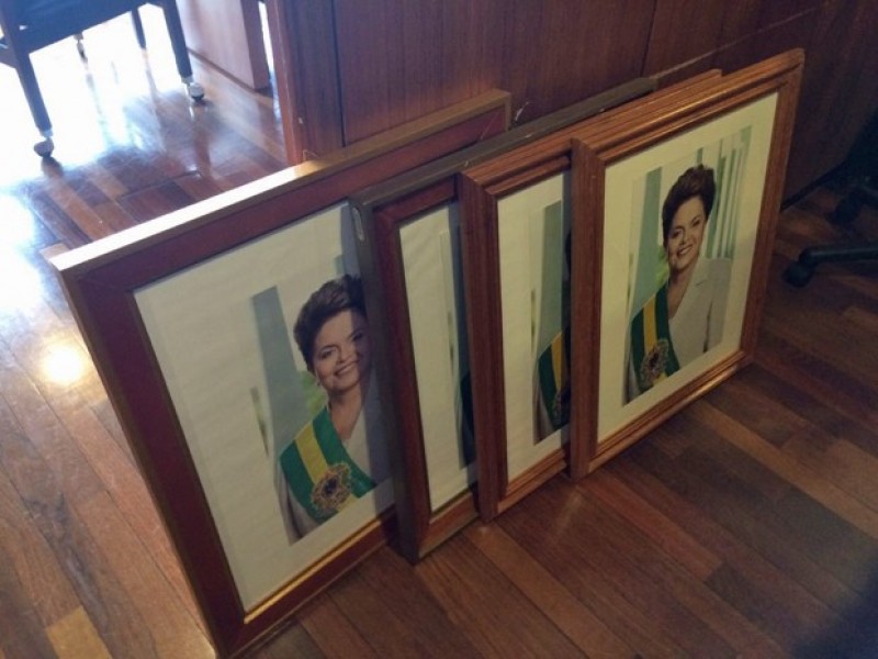 Imagem Ilustrando a Notícia: Quadros de Dilma já foram retirados do Palácio do Planalto