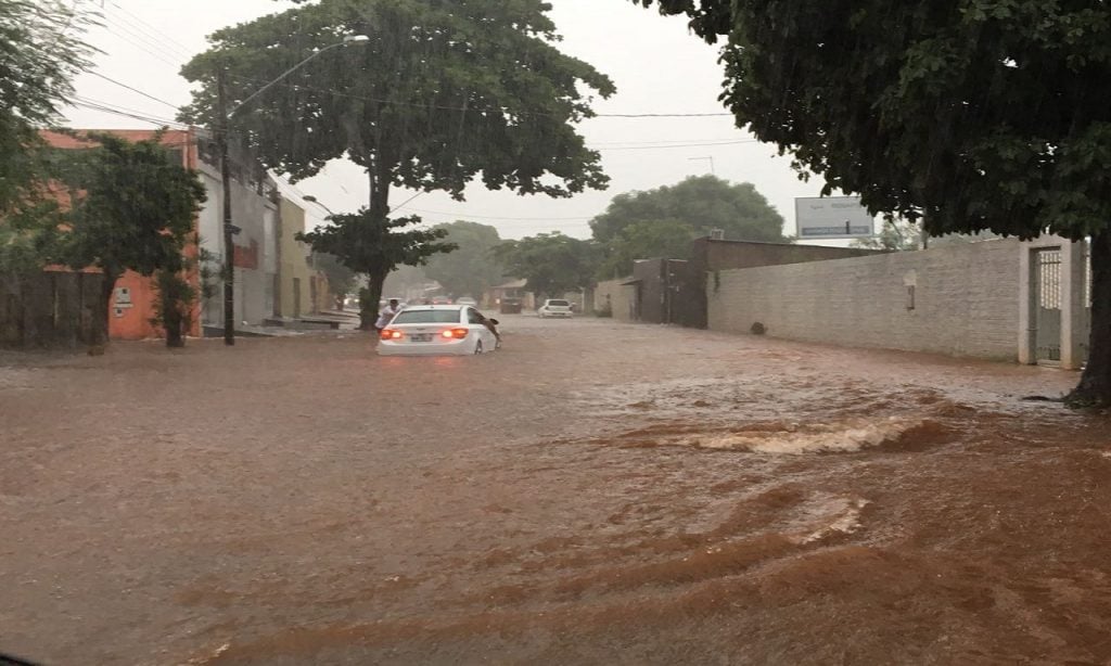 Imagem Ilustrando a Notícia: Defesa Civil emite alerta de tempestades para Goiânia; confira pontos de alagamento