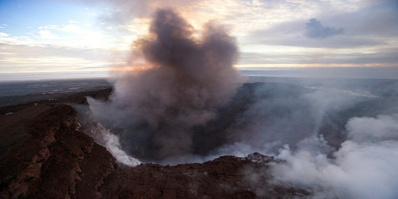 Imagem Ilustrando a Notícia: População é obrigada a deixar residências após erupção de vulcão