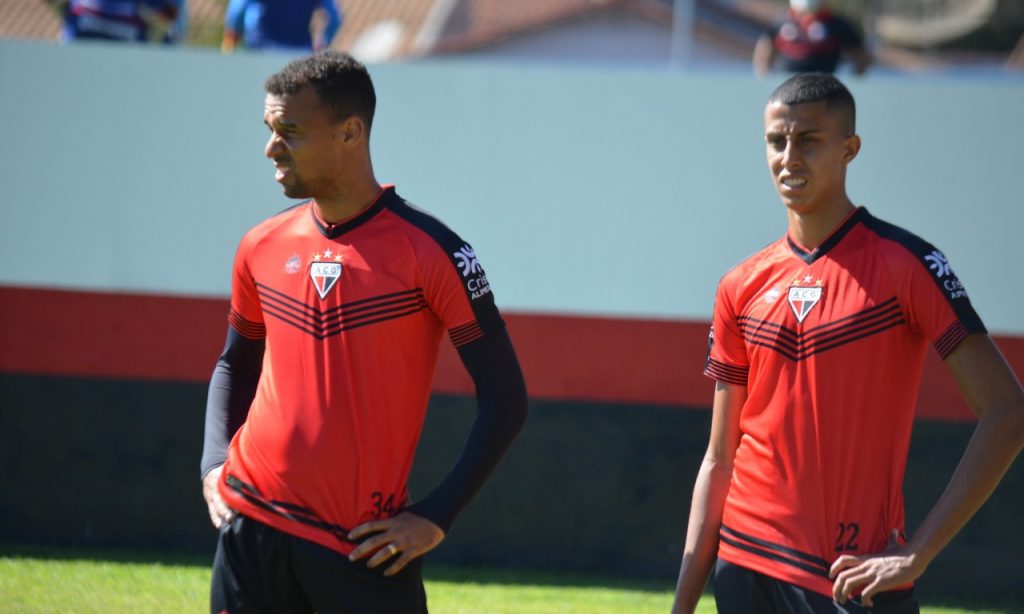 Imagem Ilustrando a Notícia: Danilo Alves, jovem zagueiro, busca impressionar Vagner Mancini durante os jogos-treino