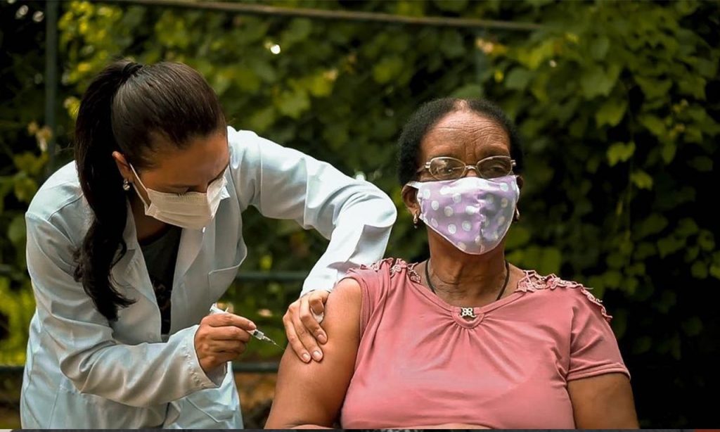 Imagem Ilustrando a Notícia: Segunda dose da vacina contra Covid-19 começa a ser aplicada em Anápolis