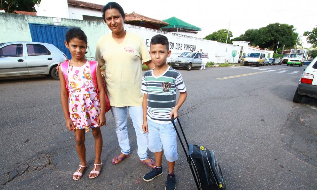 Imagem Ilustrando a Notícia: Estudantes da rede municipal de Goiânia estão sem receber uniformes