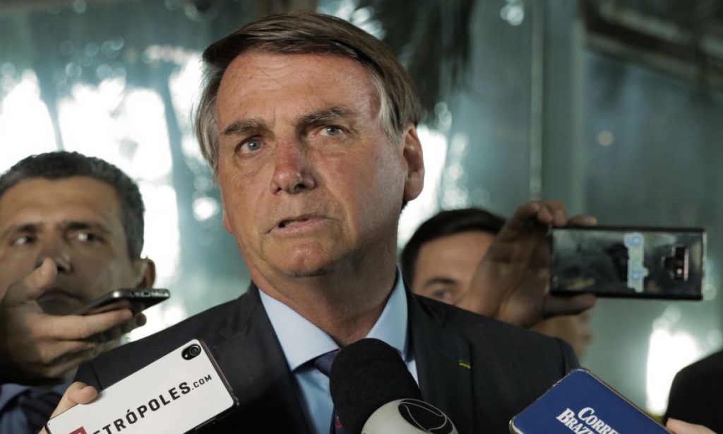 Imagem Ilustrando a Notícia: Bolsonaro discute revogar norma que proíbe venda direta de combustível