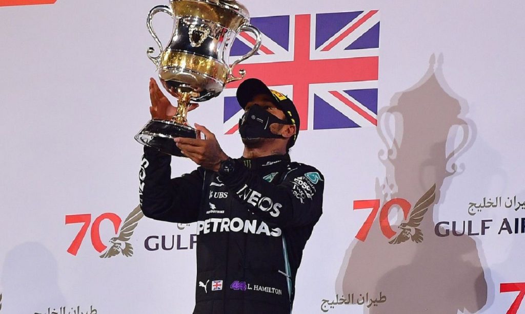 Imagem Ilustrando a Notícia: Hamilton vence no Bahrein em corrida marcada por acidente com explosão