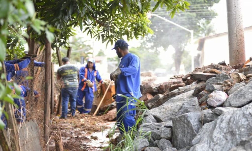 Imagem Ilustrando a Notícia: Força-tarefa recupera áreas atingidas por chuva forte, em Goiânia