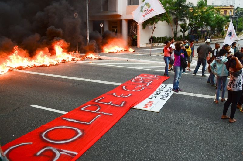 Imagem Ilustrando a Notícia: Protestos contra impeachment fecham rodovias em 8 estados e em Brasília