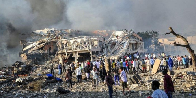 Imagem Ilustrando a Notícia: Atentado com bomba em Mogadíscio mata pelo  menos 7 pessoas
