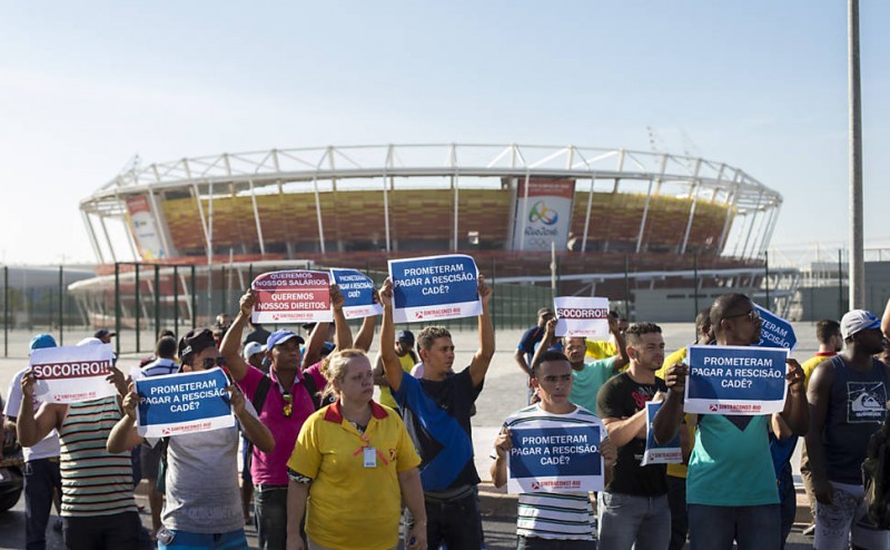 Imagem Ilustrando a Notícia: Funcionários de arenas olímpicas protestam em frente ao Comitê Rio 2016