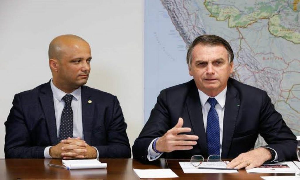 Imagem Ilustrando a Notícia: Partido de Bolsonaro conta com 8 mil assinaturas coletadas em Goiás