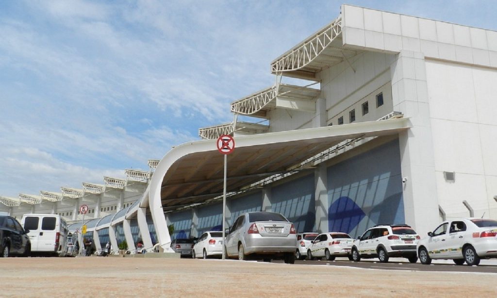Imagem Ilustrando a Notícia: Passageiros passam réveillon no aeroporto de Goiânia por causa de atraso de voo