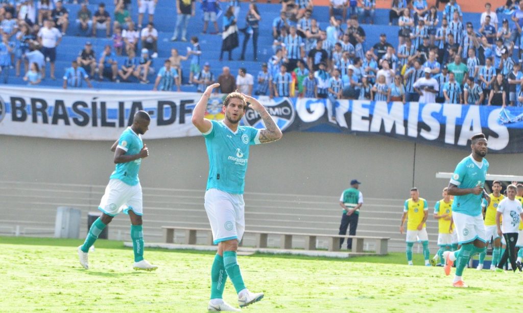 Imagem Ilustrando a Notícia: Goiás se despede de 2019 com vitória em partida de cinco gols contra o Grêmio