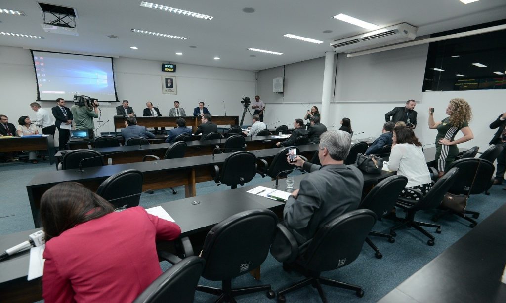 Imagem Ilustrando a Notícia: Deputados concluem CPI e pede fim do contrato do Estado com Enel