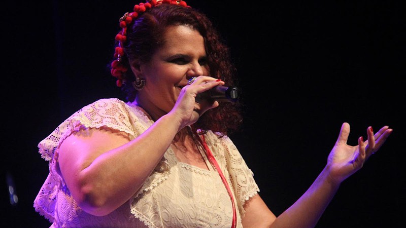 Imagem Ilustrando a Notícia: A cantora Rainy Ághata faz um show no Mercado 74, neste sábado
